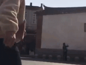 搞笑GIF:这样恶搞老婆,小哥,我只能祝你平安了